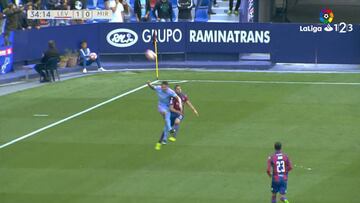 Pedro López da el susto con este tremendo golpe de cabezas