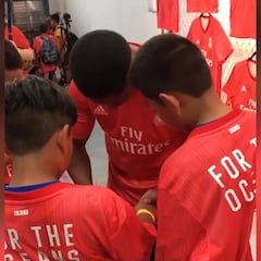 Alex Hunter firma sus primeros jerseys con el Real Madrid