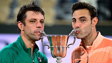Horacio Zeballos y Marcel Granollers besan el trofeo de campeones de Roland Garros.