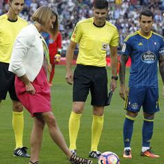 Mireia Belmonte se luce en el saque de honor en el Bernabéu
