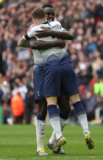 Tottenham gana 3-1 en casa con gol de Sánchez. Este es el noveno gol como profesional del colombiano.