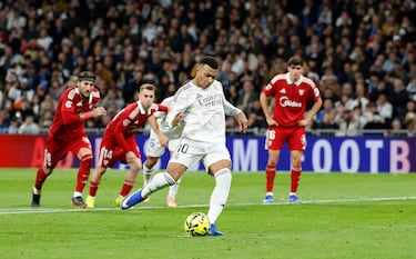 2-0. El delantero francés anota engañando a Odysseas Vlachodimos. Con este gol, Kylian Mbappé empata la plusmarca de Cristiano Ronaldo con 59 goles en un año natural.