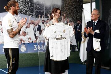 Sergio Ramos, la presidenta de la Comunidad de Madrid Isabel Díaz Ayuso y el presidente del Real Madrid Florentino Pérez. 
