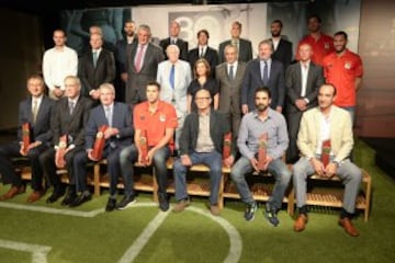 De arriba a abajo desde la izquierda: Luyk, Marc Gasol, Ferr¨¢n Mart¨ªnez, Villacampa, Santillana, Garbajosa, Pau Gasol, Carlos Jim¨¦nez, Herreros, Romay, Emiliano, Soraya Sa¨¦nz de Santamar¨ªa, Jos¨¦ Luis S¨¢ez, ??igo M¨¦ndez de Vigo, Corbal¨¢n, Rudy Fern¨¢ndez, Andr¨¦s Jim¨¦nez, Margall, Brabender, Reyes, Buscat¨®, Navarro y Epi.