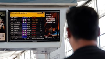 Santiago 13 de Noviembre 2024
Largas filas de pasajeros por movilizaciones de parte de las diferentes asociaciones gremiales de la DGAC en el Aeropuerto de Santiago.
Javier Torres/Aton Chile