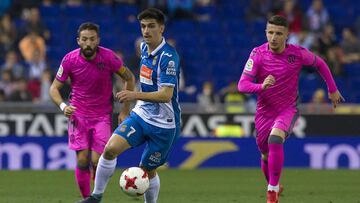 Gerard Moreno conduce un balón ante defensores del Levante.