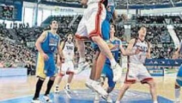 <b>INAPELABLE. </b>Mate de Tiago Splitter, que complementó bien el gran trabajo de Luis Scola.