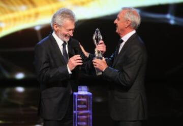El representante del Bayern de Múnich, Paul Breitneris, recibe de manos de Johan Cruyff el Premio al equipo del año 2013.