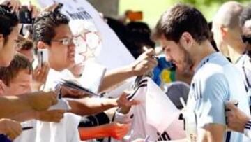 <b>CAPITÁN. </b>Casillas firmó autógrafos a los aficionados americanos. Mayúsculas+4
