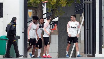 GRAFCVA2710. PATERNA (VALENCIA), 09/03/2020.- Varios jugadores se dirigen al entrenamiento previo al partido de vuelta de los octavos de final de la Liga de Campeones de mañana martes, encuentro que se jugará a puerta cerrada por la crisis d