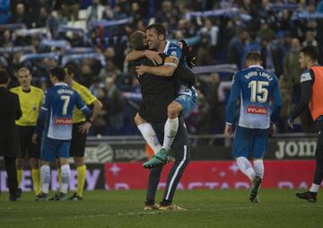 Final del partido. Víctor Sánchez celebra la victoria con Pau.