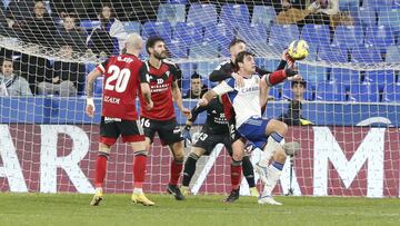 Iván Azón intenta controlar dentro del área del Mirandés.