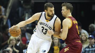 Marc Gasol ataca a Mike Dunleavy.