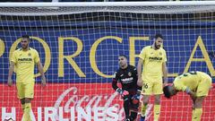 Villarreal&#039;s players react to Alaves&#039; goal during the Spanish league football match between Villarreal CF and Deportivo Alaves at La Ceramica stadium in Vila-real on March 2, 2019. (Photo by JOSE JORDAN / AFP)