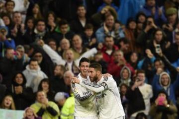Sergio Ramos celebra el gol que acaba de anotar para el Real Madrid con su compañero James Rodríguez