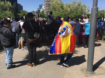El Real Madrid se coronó campeón de Europa por decimotercera ocasión en su historia y sus fanáticos mexicanos celebraron en la réplica de la Cibeles ubicada en la Ciudad de México.