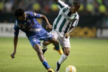 QUI13. MANTA (ECUADOR), 07/05/2015.- John Narváez (i) del Emelec de Ecuador disputa el balón con Andrés Ramiro Escobar (d) del Atlético Nacional de Colombia hoy, jueves 7 de mayo de 2015, durante un partido por la Copa Libertadores en el estadio Jocay en Manta (Ecuador). EFE/José Jácome