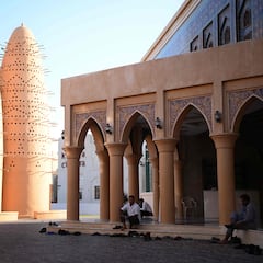 ¿Cuál es la religión predominante en Qatar y qué otras religiones están permitidas?