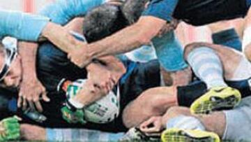 <b>ENCUENTRO TRABADO. </b>Los argentinos no dieron respiro anoche a la delantera francesa.