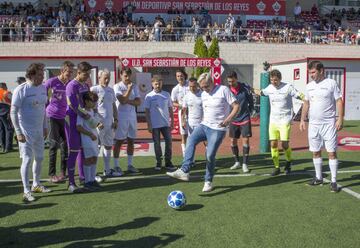 Cañizares realizando el saque de honor.