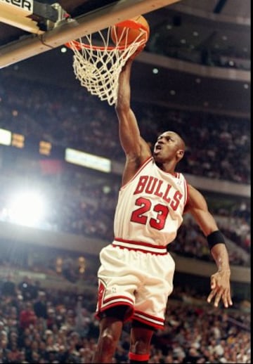 El mejor jugador de todos los tiempos para casi todo el mundo. Michael Jordan acabó su increíble carrera con 32.292 puntos, seis anillos (de tres en tres), cinco MVPs (seis de las Finales), 14 participaciones en el All-Star, 11 veces miembro de los mejores quintetos, un premio al rookie del año y otro al Mejor Defensor del año. Jugó 15 temporadas (con dos retiradas de por medio), el que menos con diferencia de los seis que forman este exclusivo club.

