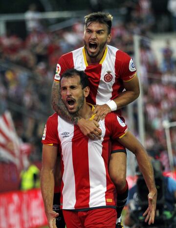 Stuani celebra el 1-0 con su compañero.
