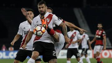 Lucas Pratto intenta controlar una pelota bajo la presi&oacute;n de un rival en el Flamengo-River Plate de la Copa Libertadores 2018.