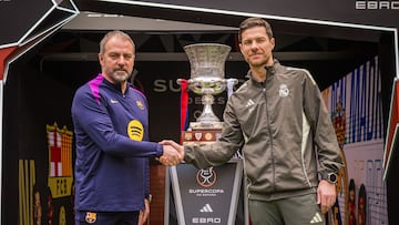 YEDA, 10/01/2026.- El alemán Hansi Flick (i), entrenador del Barcelona, posa junto al entrenador del Real Madrid Xabi Alonso (d), este sábado en Yeda, Arabia Saudí, un día antes de la final de la Supercopa de España entre el Barcelona y el Real Madrid. EFE/ Marc Graupera/FC Barcelona SOLO USO EDITORIAL/SOLO DISPONIBLE PARA ILUSTRAR LA NOTICIA QUE ACOMPAÑA (CRÉDITO OBLIGATORIO)