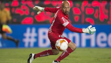 Óscar Pérez jugando con el Pachuca.