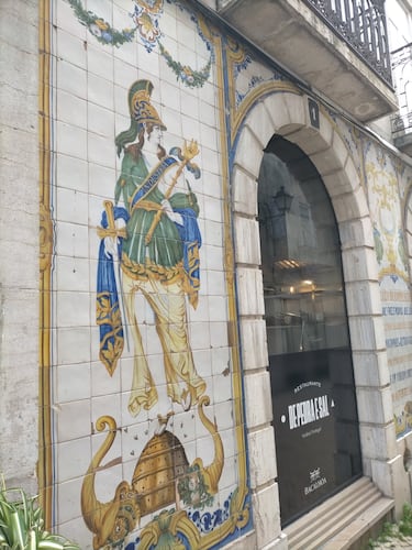 La historia de la ciudad, de los oficios, tienen su reflejo en los dibujos en azulejos.