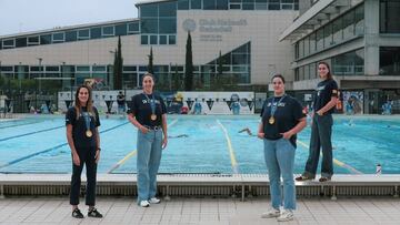 Judith Forca, Maica García, Paula Leiton y Bea Ortiz posan para AS en la piscina exterior del Club Natació Sabadell.