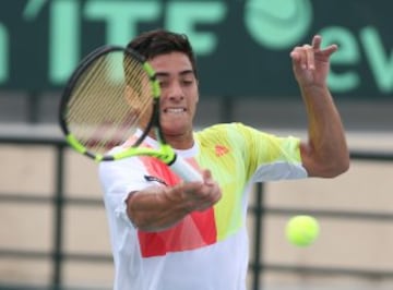  El tenista chileno Christian Garín en acción ante el dominicano Roberto Cid hoy, viernes 3 de febrero de 2017, durante el segundo partido de la eliminatoria de primera ronda del grupo I de la Zona Americana, por la Copa Davis, en Santo Domingo (República Dominicana). 