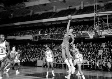 Sí: 48,5 a pesar de que los partidos duran 48 minutos. Wilt Chamberlain (otra vez en la temporada 1961-62) solo descansó una media de 6 segundos, y batió otro récord de la NBA con 47 partidos completos en los que no descansó ni un instante. No fue una anomalía: las siete temporadas con más minutos de media son suyas (la segunda 47,6 un año después, 1962-63). Entre 1959 y 1964 fue siempre el jugador con más minutos por partido (cinco temporadas seguidas) y también es el que más jugó de media en una carrera completa (45,8 por noche). En aquel curso 1961-62 disputó un total de 3.882 minutos sobre 3.890 posibles. Las prórrogas llevaron su media por encima de la duración de los partidos. En playoffs tampoco ha habido nadie que haya jugado más que él por partido: 47,2 minutos.