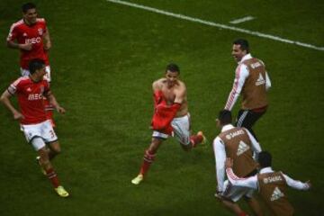 Los jugadores del  Benfica celebran sobre el terreno de juego su 33º título nacional, entrando en la historia del fútbol europeo. El equipo encarnado sumó los tres puntos de la jornada gracias a dos goles de Lima que le dejan a siete puntos de ventaja sobre el Sporting y a dieciocho del Oporto.