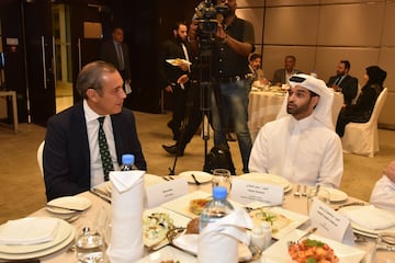 El consejero delegado de PRISA Manuel Mirat con el secretario general del Comité Supremo para el Mundial de fútbol Qatar 2022 Hassan Alzawady.