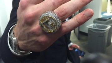 David Lee luce su anillo de campe&oacute;n.