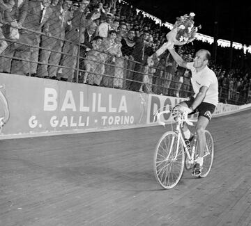 En 1955 (en la imagen) se convirtió en el ganador más viejo del Giro con 34 años y 6 meses. También ganó las ediciones de 1948 y 1951.