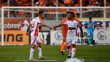 Futbol, Cobreloa vs D. Copiapo
Final campeonato Ascenso Betsson 2022
El jugador de D. Copiapo Maximiliano Quinteros celebra con sus companeros luego de convertir un gol contra Cobreloa durante el partido de primera B disputado en el estadio Zorros del Desierto de Calama, Chile.
27/11/2022
Pedro Tapia/Photosport
********