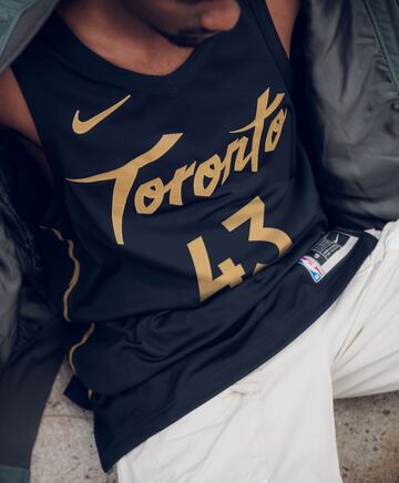 La gama de colores en negro y dorado se inspira en la cultura y la comunidad del baloncesto que ha dado forma a la ciudad. La inscripción “Toronto” en el pecho está impresa en la misma fuente que el “Raptors” de la camiseta original del equipo.