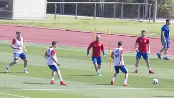 Monreal y Silva durante el entrenamiento con los jugadores del Navalcarnero en Las Rozas