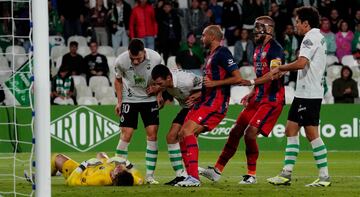 Ante el asedio del Racing en los minutos finales, Álvaro Fernández quiso parar el partido de la forma más práctica.