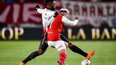 AVELLANEDA, ARGENTINA - AUGUST 07: Damian Batallini of Independiente fights for the ball with Miguel Borja of River Plate during a match between Independiente and River Plate as part of Liga Profesional 2022 at Estadio Libertadores de América - Ricardo Enrique Bochini on August 7, 2022 in Avellaneda, Argentina. (Photo by Marcelo Endelli/Getty Images)