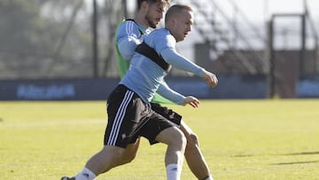 Stanislav Lobotka pugna por el bal&oacute;n con David Costas durante un entrenamiento del Celta.