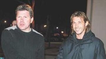 <b>ACUERDO. </b>Piterman y Mostovoi se saludan a la salida de la reunión en la que se realizó el fichaje.