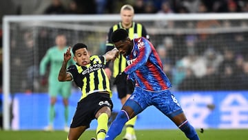 Soccer Football - Premier League - Crystal Palace v Manchester City - Selhurst Park, London, Britain - December 7, 2024 Crystal Palace's Jefferson Lerma in action with Manchester City's Savinho REUTERS/Dylan Martinez EDITORIAL USE ONLY. NO USE WITH UNAUTHORIZED AUDIO, VIDEO, DATA, FIXTURE LISTS, CLUB/LEAGUE LOGOS OR 'LIVE' SERVICES. ONLINE IN-MATCH USE LIMITED TO 120 IMAGES, NO VIDEO EMULATION. NO USE IN BETTING, GAMES OR SINGLE CLUB/LEAGUE/PLAYER PUBLICATIONS. PLEASE CONTACT YOUR ACCOUNT REPRESENTATIVE FOR FURTHER DETAILS..