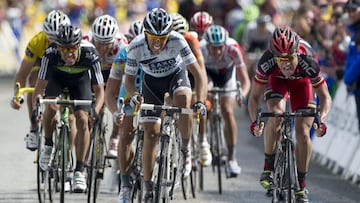 Cadel Evans bate a Contador en la cima del Mur de Bretagne.