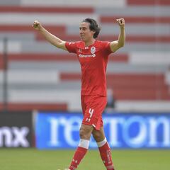 Adrian Mora llegó a Monterrey para firmar con Rayados