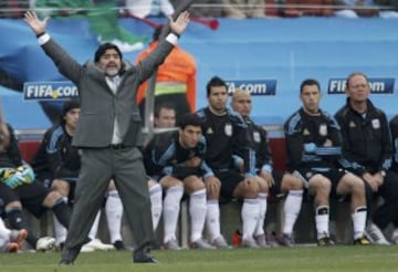 Como entrenador probó suerte (sin demasiado éxito) con el Deportivo Mandiyú, Racing Club, Selección Argentina, Al Wasi, Riestra, Fujairah, Dynamo Brest, Dorados Sinaloa y Gimnasia.