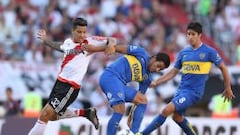 Marcelo Meli y Pablo P&eacute;rez de Boca Juniors disputan el bal&oacute;n contra Sebastian Driussi de River Plate.