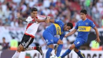 Marcelo Meli y Pablo Pérez de Boca Juniors disputan el balón contra Sebastian Driussi de River Plate.